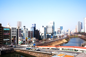 オフィスから市ヶ谷駅〜外堀を望む
