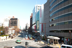 市ヶ谷駅から靖国通りを望む