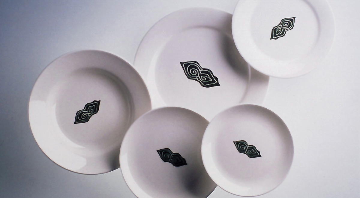 brasserie form ブラッスリー フォーム ロゴマークが描かれた食器